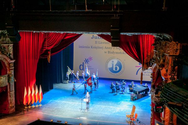 Scena Filharmonii, Sztandary szkoły- kliknięcie spowoduje powiększenie zdjęcia Scena Filharmonii, Sztandary szkoły