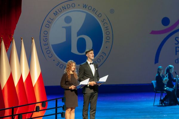 Para prowadząca Samorząd Szkolny- kliknięcie spowoduje powiększenie zdjęcia Para prowadząca Samorząd Szkolny