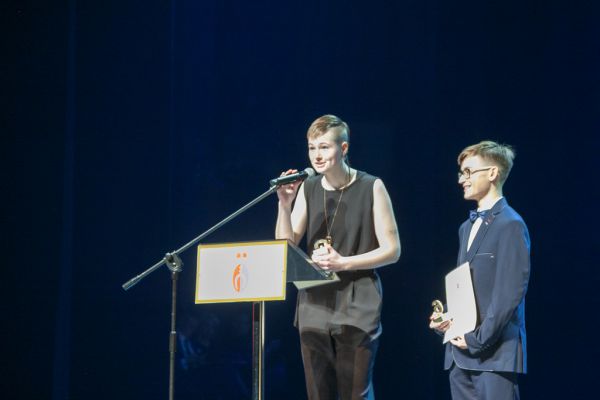 Podziękowania, nagrodzona uczennica- kliknięcie spowoduje powiększenie zdjęcia Podziękowania, nagrodzona uczennica