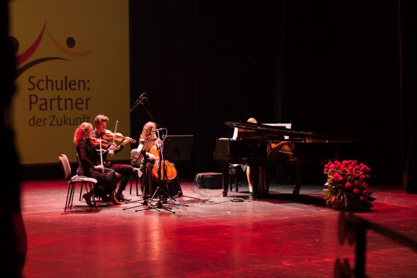 Występ skrzypcowy- kliknięcie spowoduje powiększenie zdjęcia Występ skrzypcowy