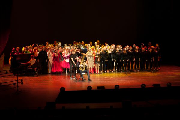 Wspólne zdjęcie uczestników spektaklu- kliknięcie spowoduje powiększenie zdjęcia Wspólne zdjęcie uczestników spektaklu