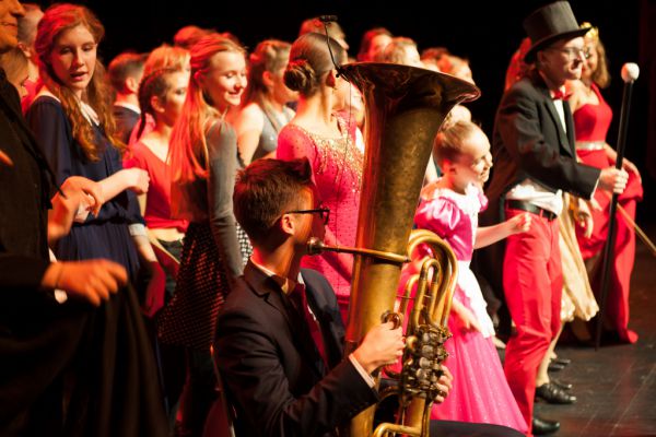 Uczniowie II LO na scenie po spektaklu- kliknięcie spowoduje powiększenie zdjęcia Uczniowie II LO na scenie po spektaklu