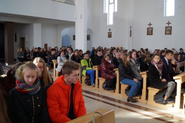 Uczniowie, zaproszeni goście, kościół