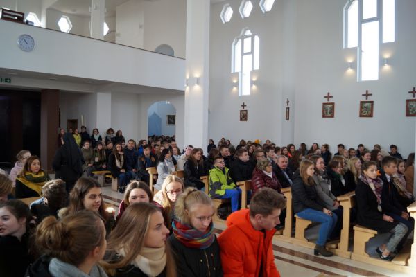 Uczniowie w kościele