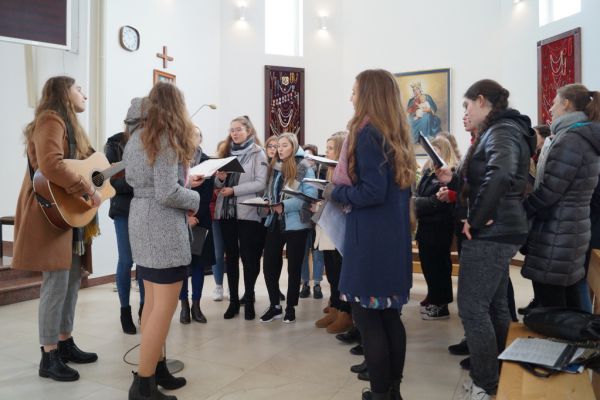 Chór szkolny w kościele