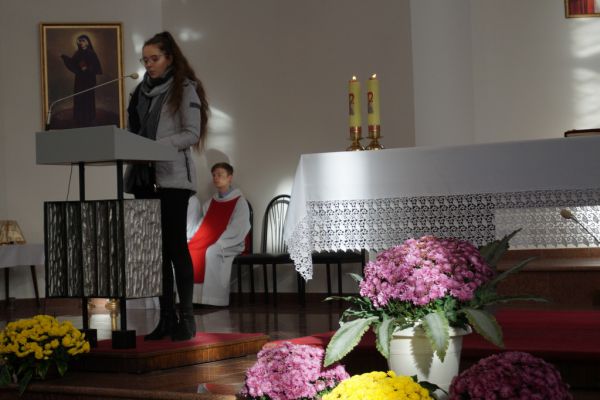 Uczennica, czytanie Pisma Świętego