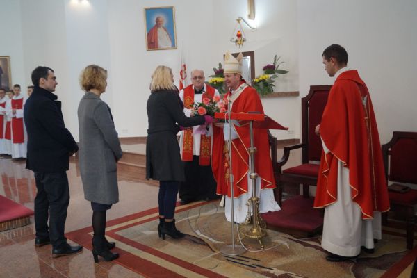 Wręczenie kwiatów - Pani wicedyrektor