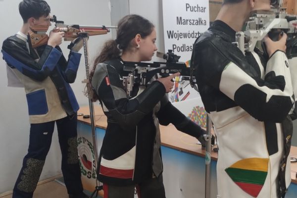 Blanka Łukaszewicz na stanowisku strzeleckim