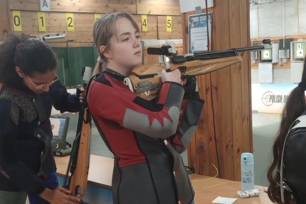 Palina Tsatsura na stanowisku strzeleckim