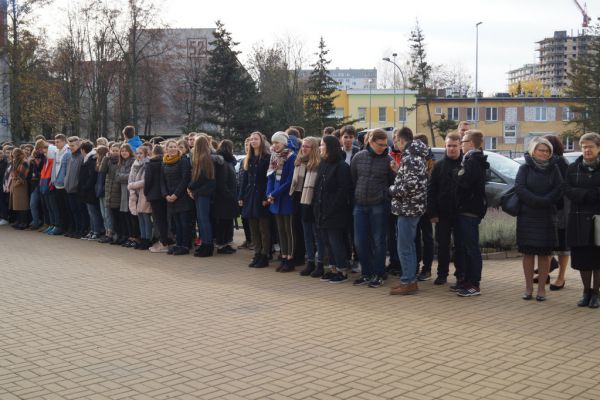 Uczniowie przed budynkiem szkoły