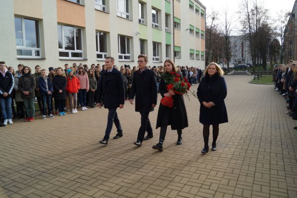 Delegacja, uczniowie - nauczyciele, złożenie kwiatów