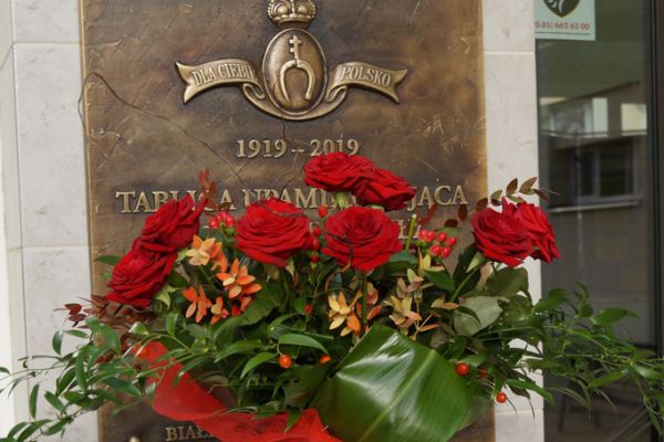 Tablica pamiątkowa, kwiaty