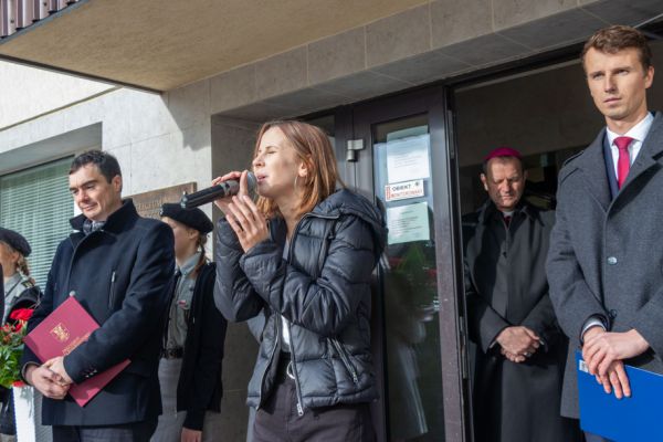 Występ artystyczny, uczennica szkoły