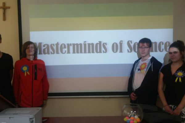 Uczniowie na tle prezentacji Masterminds of Science