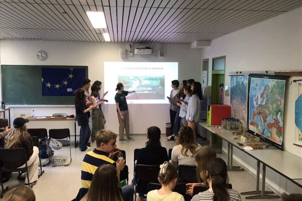 Uczniowie Erasmus, prezentacja na rzutniku 