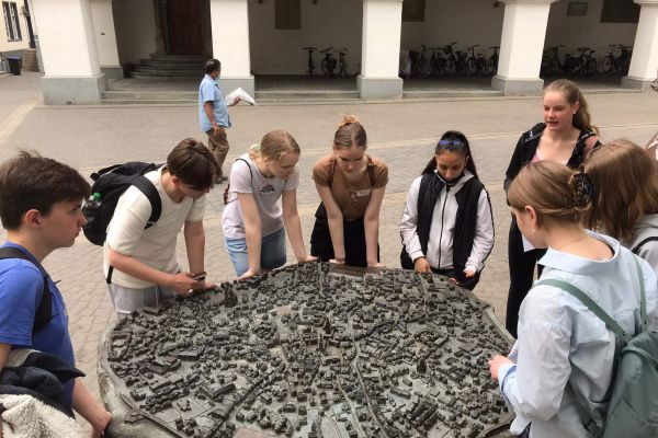 Wspólne zdjęcie przy makiecie miasta