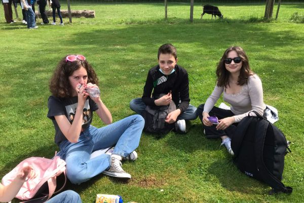 Uczniowie Erasmus, zdjęcie na trawie