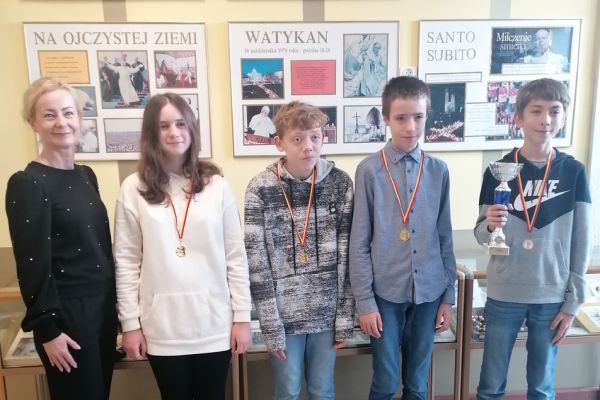 Samanta Popielnickaja 7a Szymon Ptaszyński 8b Piotr Jaszczuk 7b Piotr Pęksa 7b