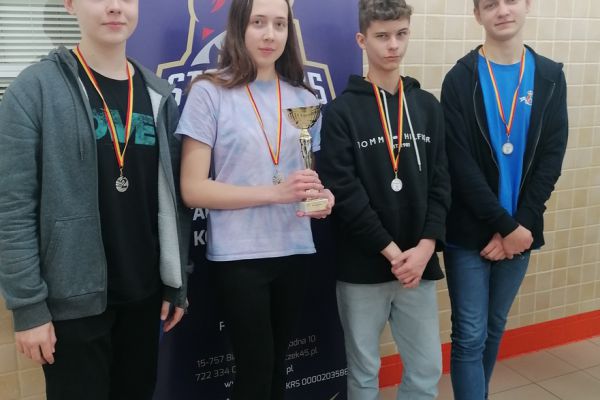 Uczniowie II LO wywalczyli II miejsce w Licealiadzie Mista Białegostoku. Skład drużyny: Zuzanna Pęksa 1a Krystian Paszkowski 1b Adrian Moroz 2b Grzegorz Wojciuk 1a