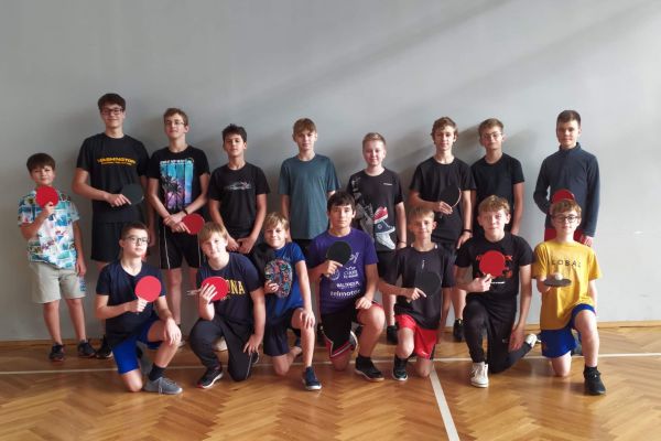 Uczestnicy zawodów tenisa stołowego