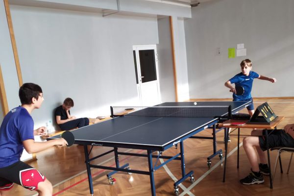 Sala gimnastyczna mecz tenisa stołowego