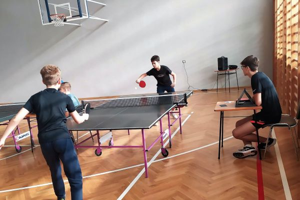 Sala gimnastyczna mecz tenisa stołowego