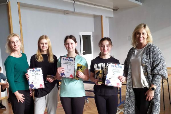 Sala gimnastyczna - wręczanie dyplomów dla zawodników tenisa