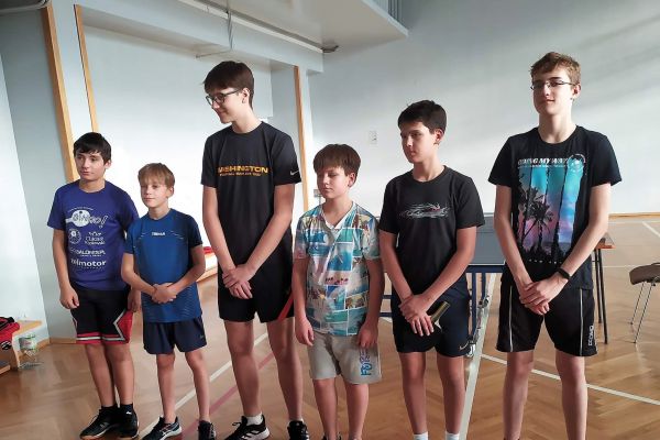 Uczestnicy zawodów tenisa stołowego