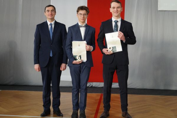 Pan Dyrektor z Uczniem II LO i Uczniem na 6