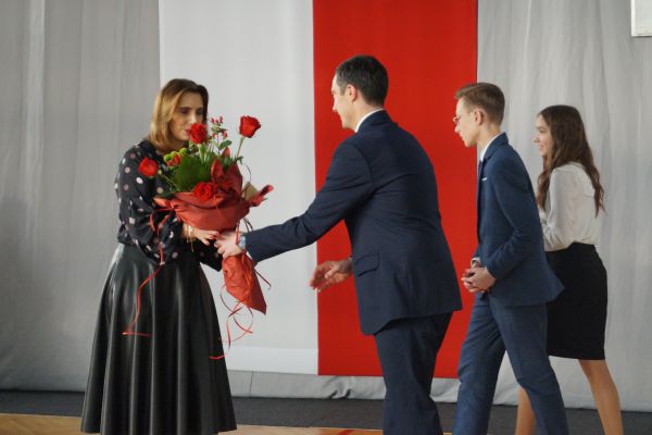 Wręczenie statuetki Nauczyciel II LO