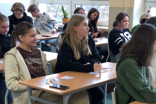 Uczniowie w klasie na spotkaniu