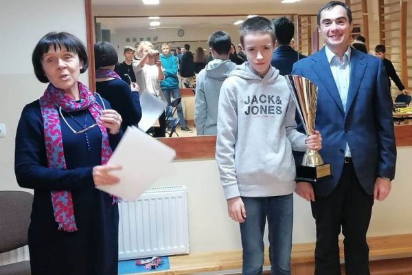  Mistrz ZSO nr 2 w Białymstoku Piotr Jaszczuk z Panem Dyrektorem Dariuszem Bossowskim i Sędzią zawodów Panią Kamilą Klimaszewską