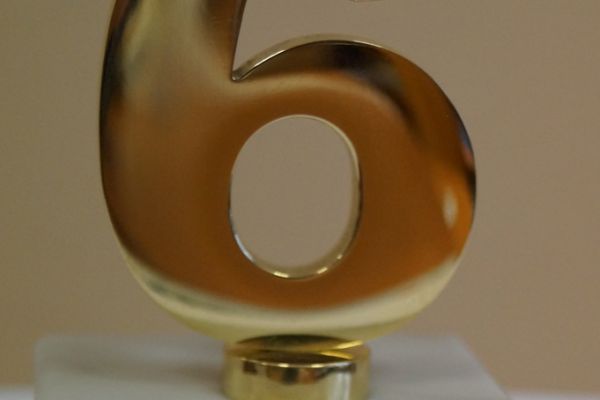 Statuetka Uczeń na 6 - kliknięcie spowoduje powiększenie zdjęcia Statuetka Uczeń na 6