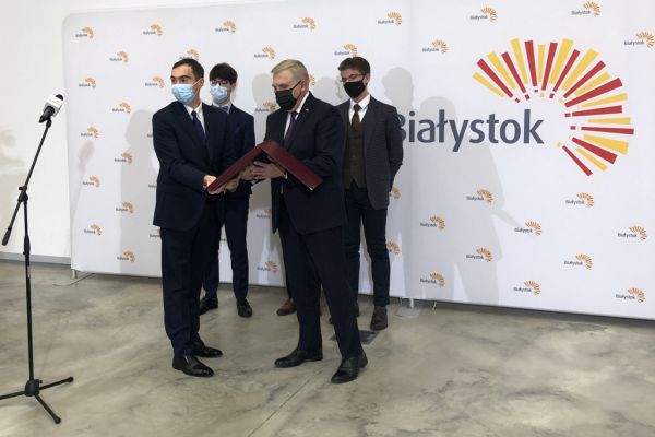 Wręczenie pamiątkowego dyplomu- kliknięcie spowoduje powiększenie zdjęcia Wręczenie pamiątkowego dyplomu