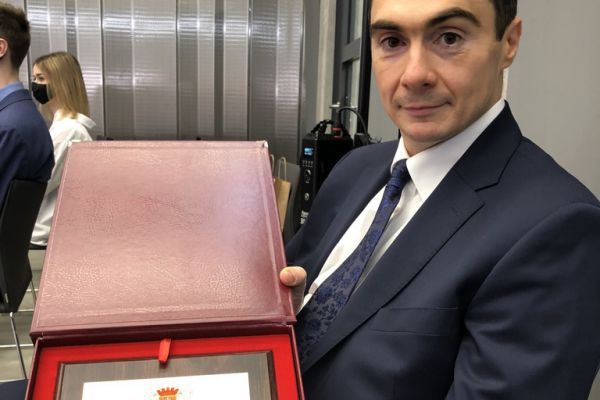 Pan dyrektor z pamiątkowym dyplomem - kliknięcie spowoduje powiększenie zdjęcia  Pan dyrektor z pamiątkowym dyplomem