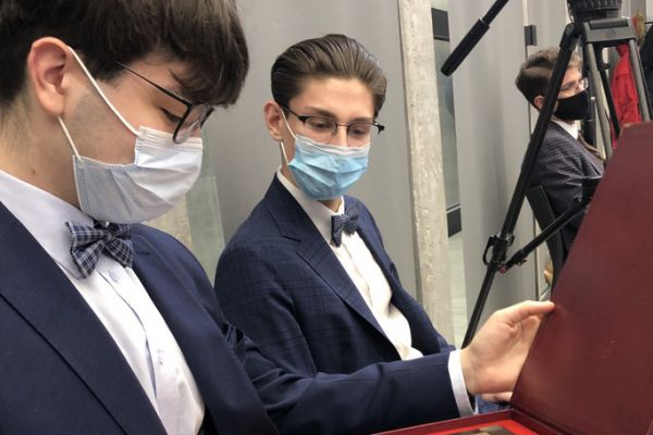 Uczniowie z pamiątkowym dyplomem- kliknięcie spowoduje powiększenie zdjęcia -  Uczniowie z pamiątkowym dyplomem