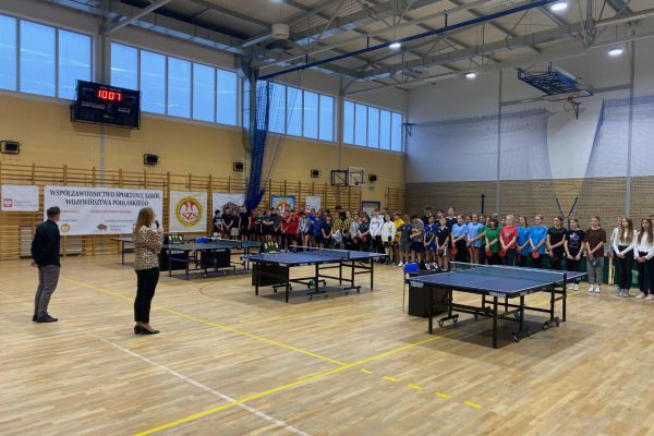 Uroczyste rozpoczęcie zawodów przez Dyrektor Szkoły  - Panią Wandę Różańską.