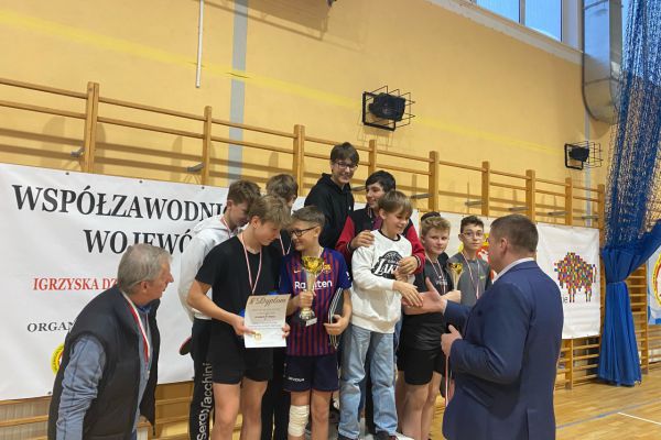 Wręczenie medali zawodnikom SP53 za zdobycie I miejsca przez wójta Dobrzyniewa Dużego Pana Wojciecha Cybulskiego