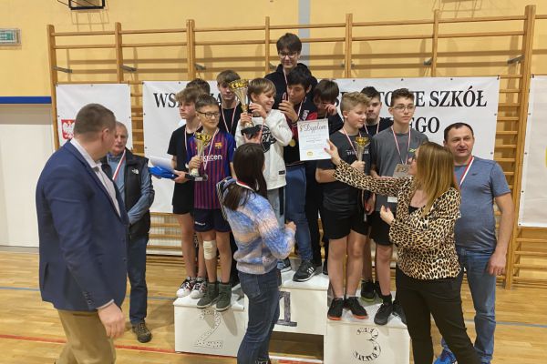 Przekazanie pucharu zawodnikom