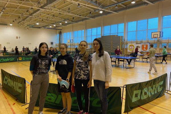 Zawodniczki II LO z opiekunem drużyny p. prof. Urszula Kunowska