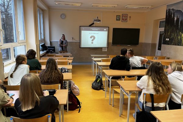 Na tablicy interaktywnej wyświetlony jest slajd prezentacji przedstawiający znak zapytania oraz pytanie: Kim jest młodociany?