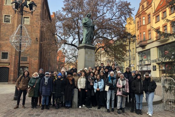 Uczestnicy wycieczki do Torunia przy pomniku Kopernika